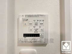 浴室暖房乾燥機付き。真冬の寒い浴室を暖かく、また雨の日の洗濯物の乾燥にと多用途に活躍する機能です。