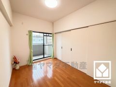 柔らかな光が差し込む洋室、快適で落ち着いた住まい。