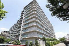 重厚感のあるファサードが、洗練された暮らしを予感させる。街並みに馴染みながらも、ひときわ目を引く存在感。