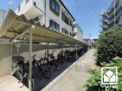 屋根付きなので、雨や風、直射日光から自転車を守ることができます。