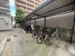 屋根付きの屋外駐輪場もございます。広々としており、使い勝手の良い駐輪場です。