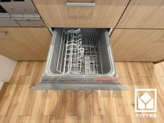 毎日の家事の負担を軽減でき、水道代の節約にもなる食器洗乾燥機付き。
