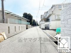 「ファミリーマート西宮獅子ヶ口」まで徒歩8分、「ウエルシア西宮北名次店」まで徒歩11分、「阪急オアシス甲陽園店」まで徒歩14分など、お買い物施設が徒歩圏内に複数あり便利な住環境です。