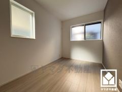 約5帖の洋室です。全居室2面採光。明るい陽光がたっぷり差し込む心地よい生活空間です。