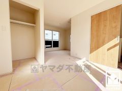 おしゃれなオープンクローゼットで、扉がないため家具の配置もしやすいです。