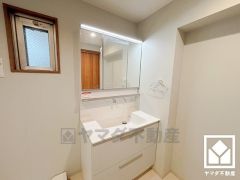 収納付きでスッキリお使い頂ける3面鏡の洗面台です。洗面ボウルが広めなので、忙しい朝でも身支度がしやすく時短になります。