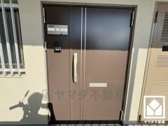 玄関ドアは防犯性の高いダブルロックドアです。