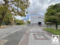 「業務スーパー尼崎杭瀬店」まで徒歩8分、「ウエルシア尼崎長洲店」まで徒歩9分など、お買い物施設が徒歩圏内に複数あり便利な住環境です。