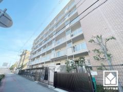 敷地内に駐車場を完備（月額12000円～16000円）。重い荷物や雨の日の移動もスムーズで、快適なカーライフを実現。空き状況等は弊社スタッフまでお気軽にお問い合わせください。