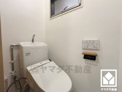 明るく清潔感溢れるトイレです。小窓付きで明るく換気のしやすい空間になっています。居心地の良いプライベートスペースです。