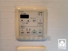 浴室暖房乾燥機付き。真冬の寒い浴室を暖かく、また雨の日の洗濯物の乾燥にと多用途に活躍する機能です。