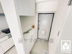 白を基調とした明るい玄関で、毎日を爽やかにスタート。清潔感あふれる空間が、訪れる人々を温かく迎えます。