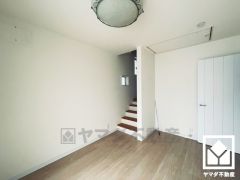 約6帖の2階洋室です。お子様のお部屋などにも丁度良い広さです。バルコニーにつながるお部屋で、通風・陽当たり良好。