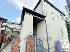 キッチン横にはテラスへ続く勝手口があり、換気やゴミ出しなどに便利です。昼間は手元が明るく、お料理がはかどります。