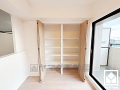 リビングにも収納があり、住空間を広々お使いいただけます。