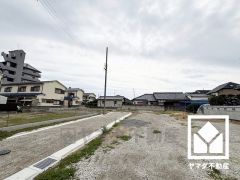 3面鏡の洗面台がございます。シャワー水栓なので、忙しい朝でも身支度がしやすく時短になります。