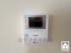 突然の来訪時でも安心なモニター付きインターホンを完備。お留守番中のお子様でも簡単に来訪者の確認ができます。