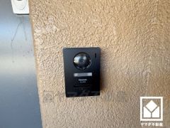 インターホンあり。来客があっても家の中で対応可能なので、防犯面で安心です。