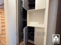 玄関にはたっぷりの収納スペースを完備。家族の靴もしっかり収納できるので、玄関がいつも片付き、気持ちよくお客様を迎えられます。