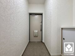 白を基調とした明るい玄関で、毎日を爽やかにスタート。帰るたびにホッとできる、心地よい住まいの入り口。