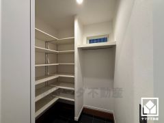 玄関にはシューズインクロークを完備。ベビーカーやアウトドア用品まですっきり収まり、いつでも整った空間に。