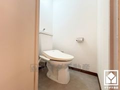 明るく清潔感溢れるトイレです。ペーパーホルダーが設置されています。