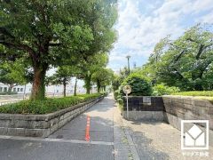 収納力豊富なトランクルーム付き。アウトドア用品や季節の荷物、趣味の道具もしっかり収納できます。（使用料月額400円）