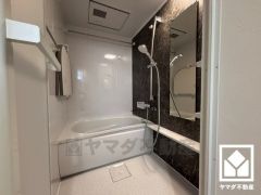 1日の疲れを癒す浴室でゆったりリフレッシュ。清潔感あふれる空間で、毎日のバスタイムをより快適に。シックな大理石調のアクセントパネルが落ち着いた雰囲気を演出してくれます。