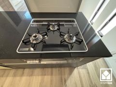 家族のごはん作りがはかどる。同時調理ができる3口コンロ付き。スタイリッシュなガラストップで、お手入れもしやすいです。