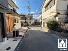 「ツルハドラッグ尼崎大庄店」まで徒歩4分、「ファミリーマート尼崎大庄中通」まで徒歩4分、「グルメシティ尼崎大庄店」まで徒歩6分など、お買い物施設が徒歩圏内に複数あり便利な住環境です。