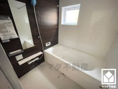 小窓が付いているので明るく、こもりがちな湿気もすぐ取り除くことができます。