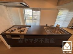 LIXILの最上位グレードキッチン「リシェル」採用。対面式のフラットキッチンでお料理中でもお子様の様子が分かって安心です。左手には玄関へ繋がる扉があり、換気やゴミ出しなどにも便利です。