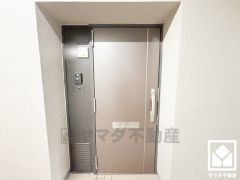 シンプルで洗練された玄関デザイン。帰るたびにホッとできる、心地よい住まいの入り口。