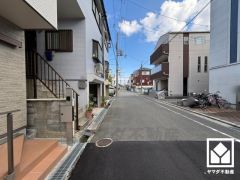 「万代尼崎西店」まで徒歩5分など、お買い物施設が徒歩圏内に複数あり便利な住環境です。「難波の梅小学校」までは徒歩4分となっており、低学年のお子様も安心して通学していただけます。