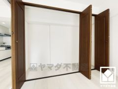 収納力豊富なクローゼットで、お洋服はもちろん、スーツケースなどの大物もしっかり収納できます。