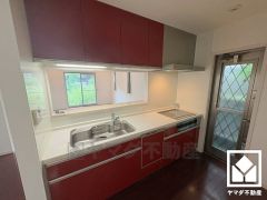 キッチン横には勝手口があり、換気やゴミ出しなどに便利です。昼間は手元が明るく、お料理がはかどります。