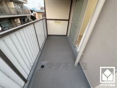 バルコニーの北側です。奥行きがあり広々としているため、お洗濯物をたっぷりと干す事ができます。