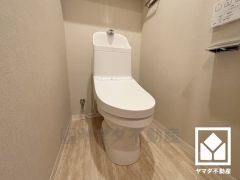 明るく清潔感溢れるトイレです。温水洗浄便座付で快適にお使いいただけます。