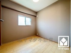 約4.5帖の洋室です。お子様のお部屋などにも丁度良い広さです