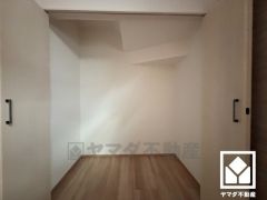 リビングにも大容量の収納スペースがあり、住空間を広々お使いいただけます。日用品のストックなどもすっきり片付きます。