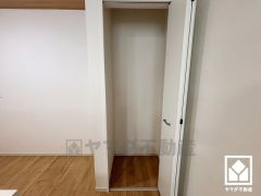 キッチン横にはパントリーがございます。まとめ買いしても心配要らずの収納力です。食品や日用品のストックなどもすっきり片付けることができます。