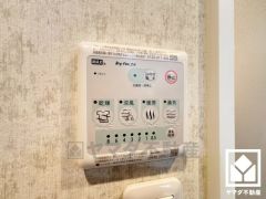 浴室暖房乾燥機付き。真冬の寒い浴室を暖かく、また雨の日の洗濯物の乾燥にと多用途に活躍する機能です。