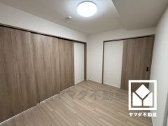 約6帖の洋室は出入り口が2か所あり、風通しの良いお部屋となっております。