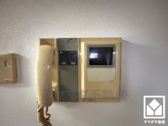 突然の来訪時でも安心なモニター付きインターホンを完備。お留守番中のお子様でも簡単に来訪者の確認ができます。