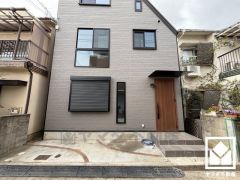 リビングとダイニングの扉はおしゃれなガラス扉になっており、食事の場とリラックス空間を明確に区別しつつも、家族との繋がりを感じさせる作り。お料理の匂いがリビングに入りにくいのもメリットです。