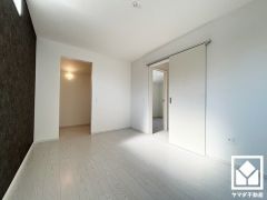約6.7帖の2階洋室です。ウォークインクローゼット付きのお部屋で整理整頓しやすいです。