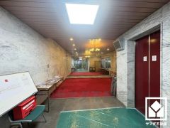 開放的で落ち着いたロビーが、心を癒すひとときを演出。くつろぎと気品が共存する、快適な住まい。