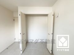 クローゼットは奥行きがあるので、収納力も申し分ありません。お洋服はもちろん、スーツケースなどの大物もしっかり収納できます。