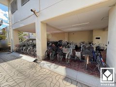 屋内駐輪場なので、雨や風、直射日光から自転車を守ることができます。屋根付きの駐輪場やバイク置き場もございます。（駐輪場：年額2500円、バイク置き場125ccまで：年額6000円）