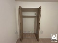 クローゼットは奥行きがあるので、収納力も申し分ありません。